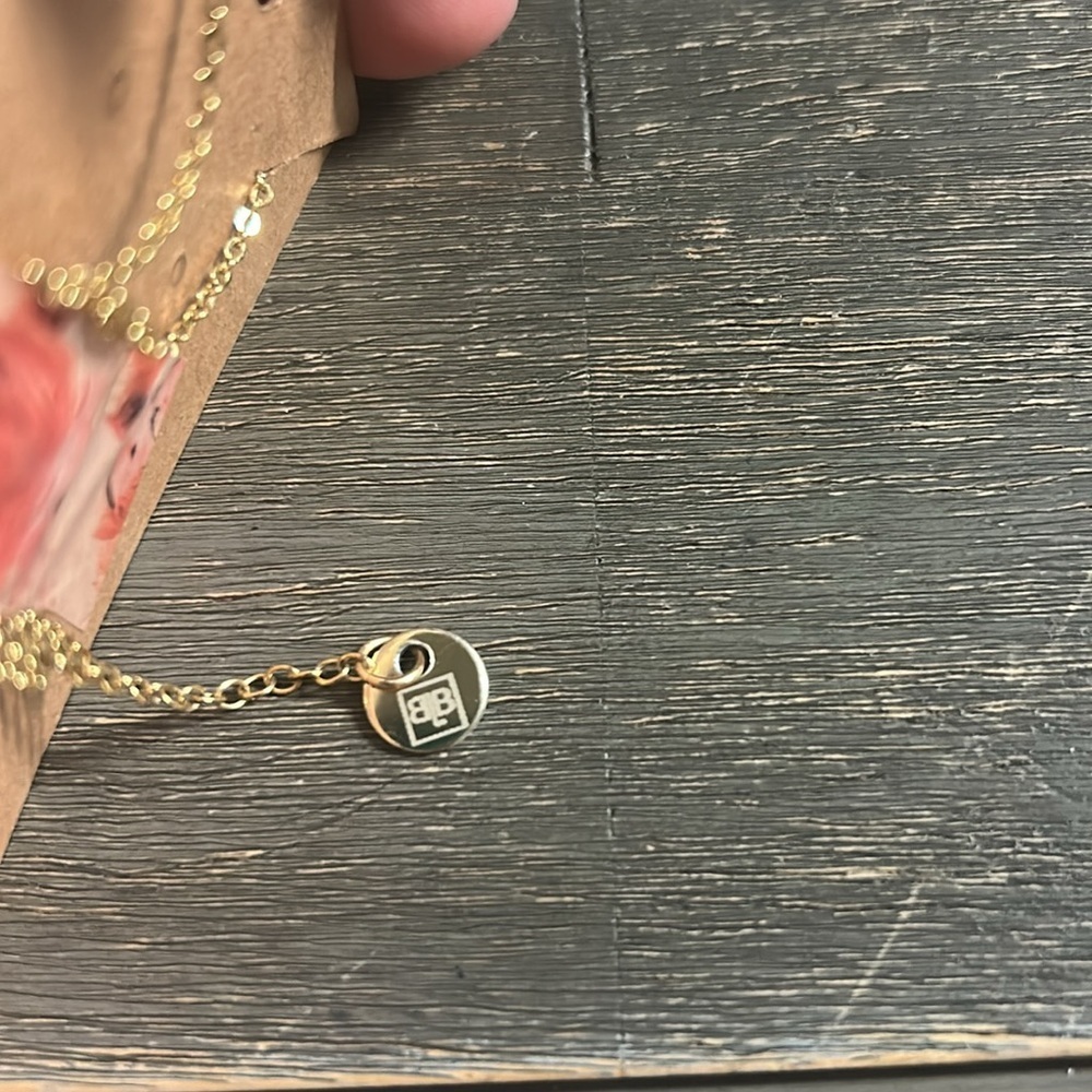 Elegant‎ Gold Necklace - Picture 2 of 2